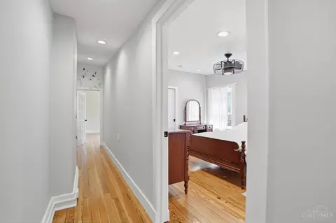 Entry Way - 4309 Vine St, Cincinnati, OH 45217 photo 5 of 6