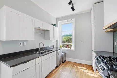 Kitchen - 4309 Vine St, Cincinnati, OH 45217 photo 6 of 8
