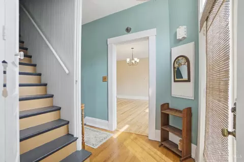 Entry Way - 4309 Vine St, Cincinnati, OH 45217 photo 4 of 6