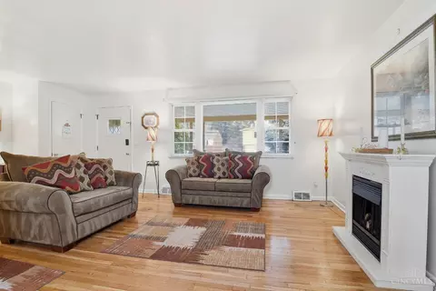 Living - 3617 Fieldcrest Dr, Cincinnati, OH 45211 photo 2 of 3