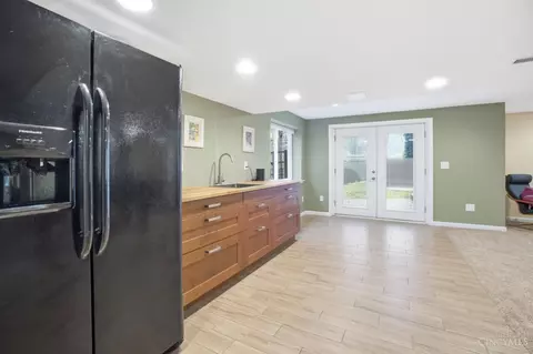 Kitchen - 789 Dorgene Ln, Cincinnati, OH 45244 photo 10 of 11