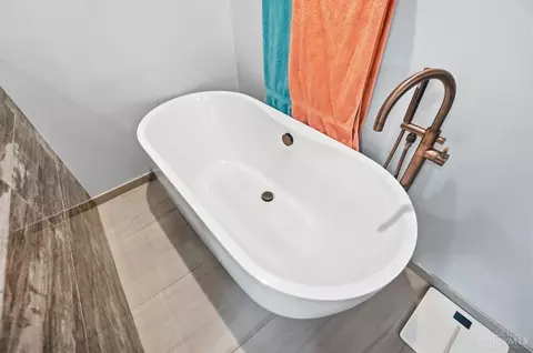 Bath - 789 Dorgene Ln, Cincinnati, OH 45244 photo 6 of 12
