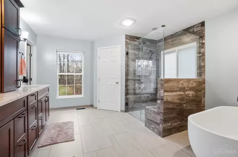 Bath - 789 Dorgene Ln, Cincinnati, OH 45244 photo 2 of 12