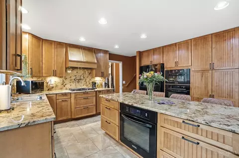 Kitchen - 789 Dorgene Ln, Cincinnati, OH 45244 photo 3 of 11