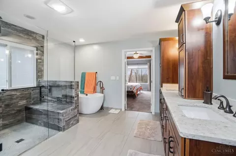 Bath - 789 Dorgene Ln, Cincinnati, OH 45244 photo 3 of 12