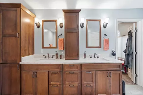 Bath - 789 Dorgene Ln, Cincinnati, OH 45244 photo 4 of 12