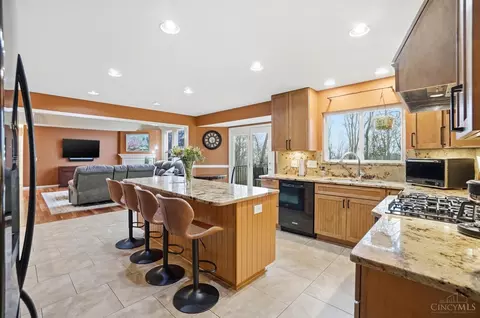 Kitchen - 789 Dorgene Ln, Cincinnati, OH 45244 photo 4 of 11