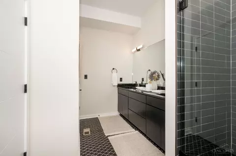 Bath - 419 Thirteenth St, Cincinnati, OH 45202 photo 7 of 10