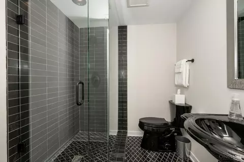 Bath - 419 Thirteenth St, Cincinnati, OH 45202 photo 2 of 10