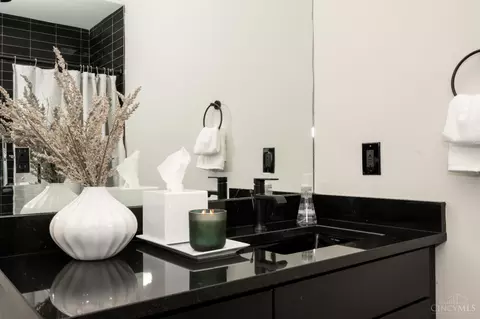 Bath - 419 Thirteenth St, Cincinnati, OH 45202 photo 6 of 10