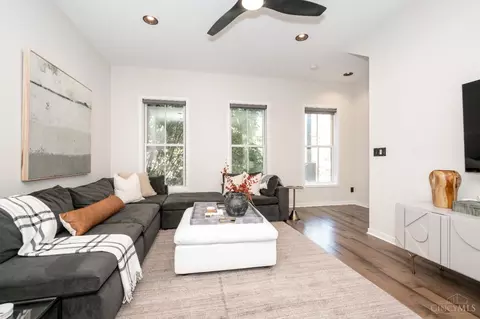 Living - 419 Thirteenth St, Cincinnati, OH 45202 photo 5 of 9