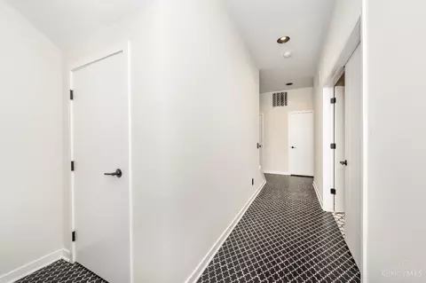 Entry Way - 419 Thirteenth St, Cincinnati, OH 45202 photo 2 of 4