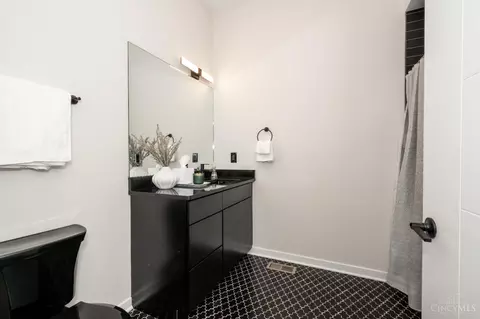 Bath - 419 Thirteenth St, Cincinnati, OH 45202 photo 5 of 10
