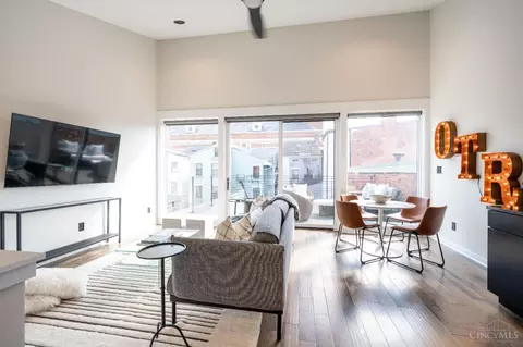 Living - 419 Thirteenth St, Cincinnati, OH 45202 photo 7 of 9