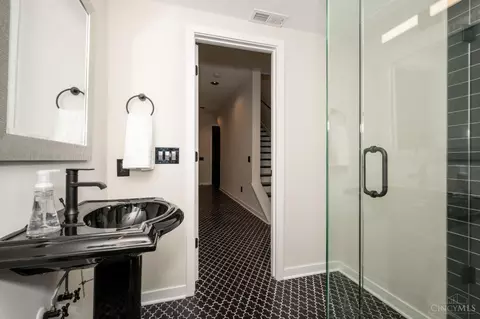 Bath - 419 Thirteenth St, Cincinnati, OH 45202 photo 4 of 10