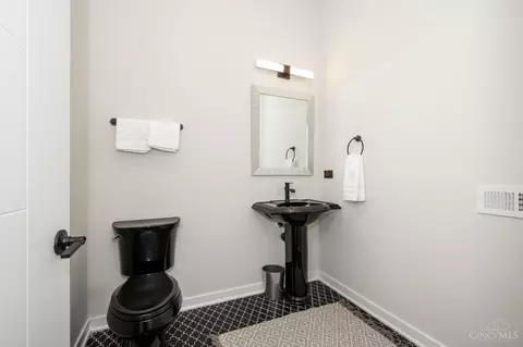 Bath - 419 Thirteenth St, Cincinnati, OH 45202 photo 1 of 10