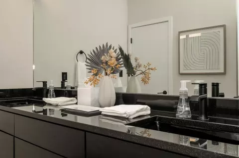 Bath - 419 Thirteenth St, Cincinnati, OH 45202 photo 8 of 10