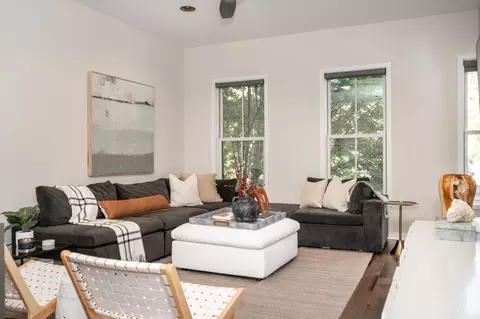 Living - 419 Thirteenth St, Cincinnati, OH 45202 photo 1 of 9