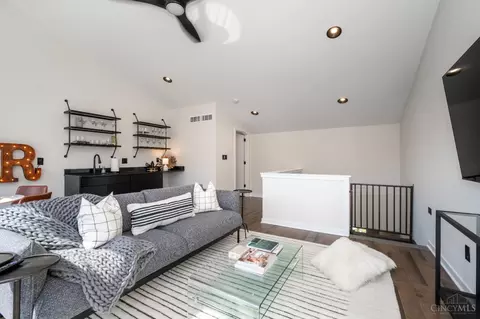 Living - 419 Thirteenth St, Cincinnati, OH 45202 photo 9 of 9