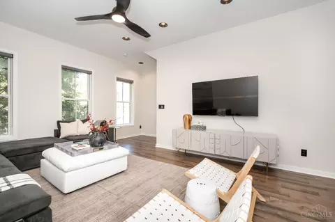 Living - 419 Thirteenth St, Cincinnati, OH 45202 photo 6 of 9