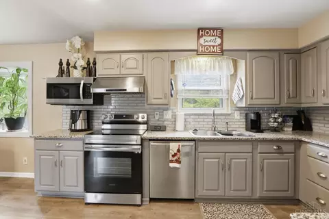 Kitchen - 1006 Hearthstone Dr, Cincinnati, OH 45231 photo 2 of 3