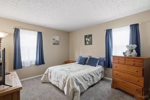 Bedroom - 1006 Hearthstone Dr, Cincinnati, OH 45231 photo 2 of 3