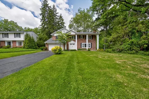 355 Circlewood Ln, Wyoming, OH 45215