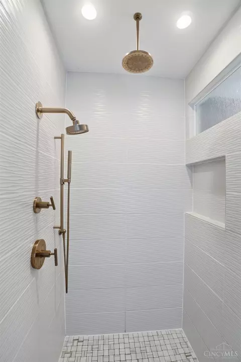 Bath - 1338 Spring St, Cincinnati, OH 45202 photo 3 of 5