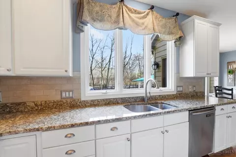 Kitchen - 6803 Haven Ct, Mason, OH 45040 photo 6 of 7