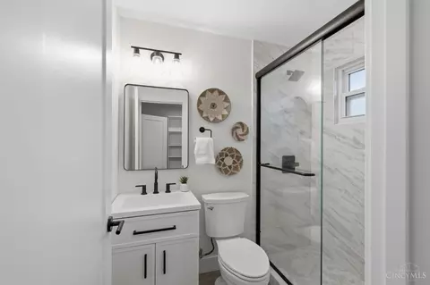 Bath - 1676 Laval Dr, Cincinnati, OH 45255 photo 1 of 2