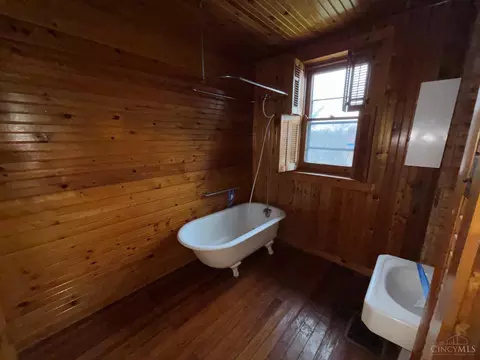 Bath - 3339 Spokane Ave, Cincinnati, OH 45207 photo 3 of 6