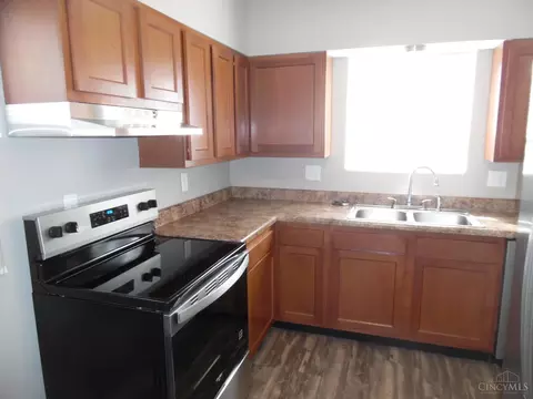 Kitchen - 751 Springvale Dr, Hamilton, OH 45013 photo 2 of 5