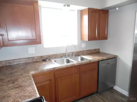 Kitchen - 751 Springvale Dr, Hamilton, OH 45013 photo 4 of 5