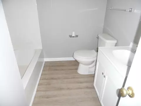 Bath - 751 Springvale Dr, Hamilton, OH 45013 photo 2 of 6
