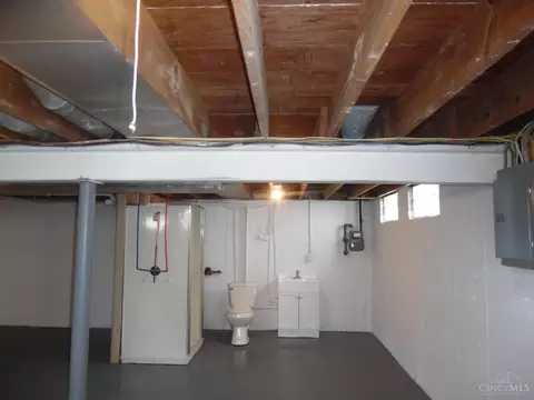 Bath - 751 Springvale Dr, Hamilton, OH 45013 photo 5 of 6