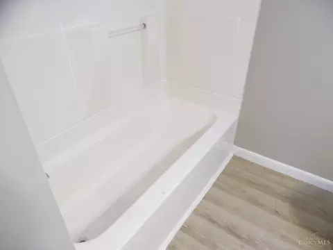 Bath - 751 Springvale Dr, Hamilton, OH 45013 photo 4 of 6