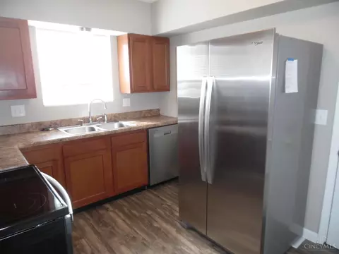 Kitchen - 751 Springvale Dr, Hamilton, OH 45013 photo 3 of 5