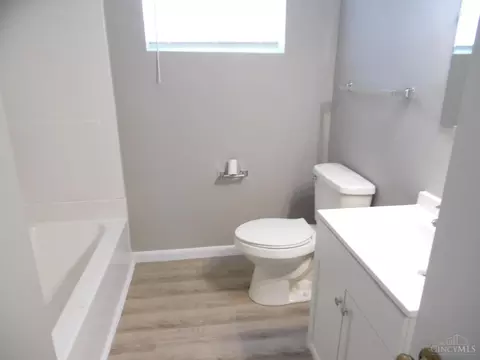 Bath - 751 Springvale Dr, Hamilton, OH 45013 photo 3 of 6