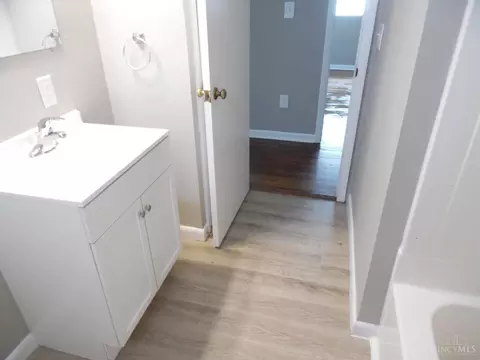 Bath - 751 Springvale Dr, Hamilton, OH 45013 photo 1 of 6