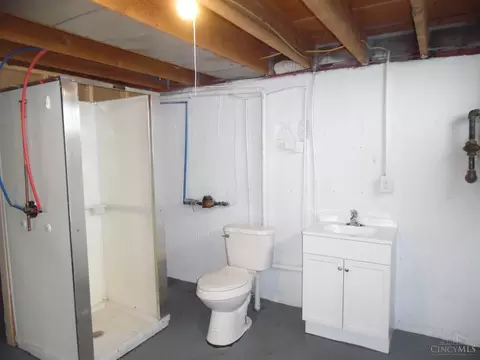 Bath - 751 Springvale Dr, Hamilton, OH 45013 photo 6 of 6