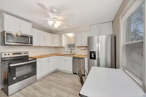 Kitchen - 2192 Pinney Ln, Cincinnati, OH 45231 photo 2 of 4