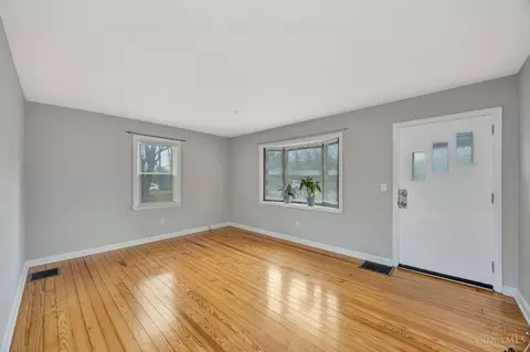 Living - 2192 Pinney Ln, Cincinnati, OH 45231 photo 3 of 4