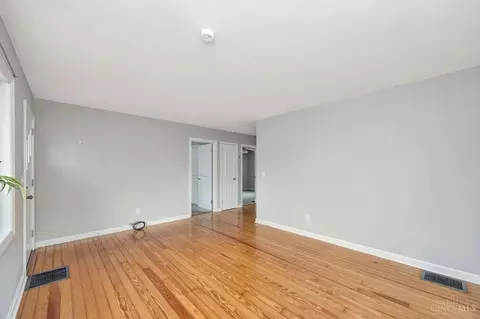 Living - 2192 Pinney Ln, Cincinnati, OH 45231 photo 2 of 4