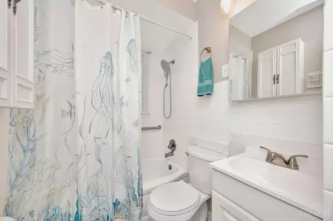 Bath - 2192 Pinney Ln, Cincinnati, OH 45231 photo 1 of 1