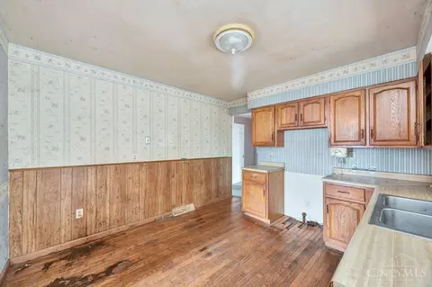 Kitchen - 1659 Devils Backbone Rd, Cincinnati, OH 45233 photo 3 of 3