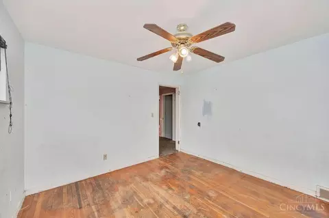 Bedroom - 1659 Devils Backbone Rd, Cincinnati, OH 45233 photo 2 of 5
