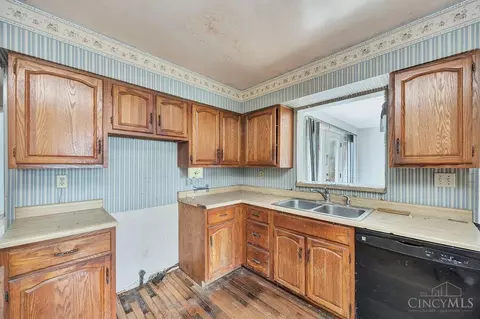 Kitchen - 1659 Devils Backbone Rd, Cincinnati, OH 45233 photo 2 of 3