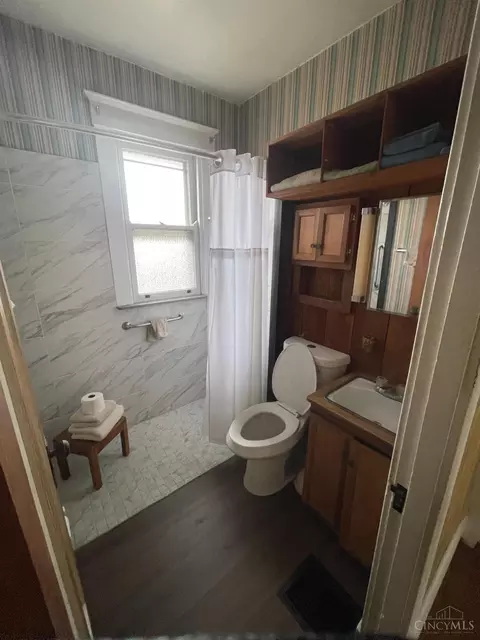 Bath - 3666 Burch Ave, Cincinnati, OH 45208 photo 1 of 1
