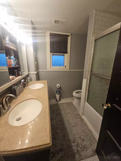 Bath - 3936 Dickson Ave, Cincinnati, OH 45229 photo 2 of 3