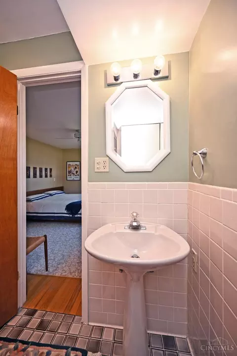 Bath - 9876 Lorelei Dr, Cincinnati, OH 45231 photo 1 of 6